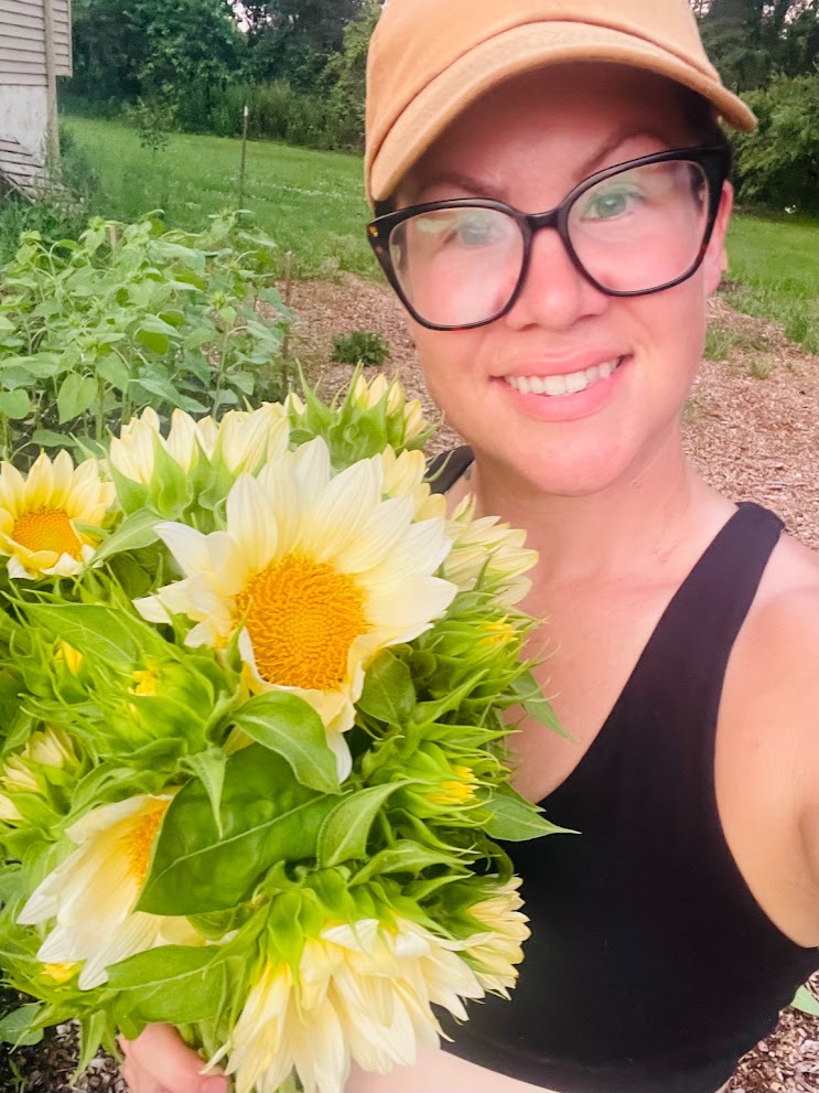Rachel from Bits & Blooms Creative Co. holding ProCut White Lite Sunflowers